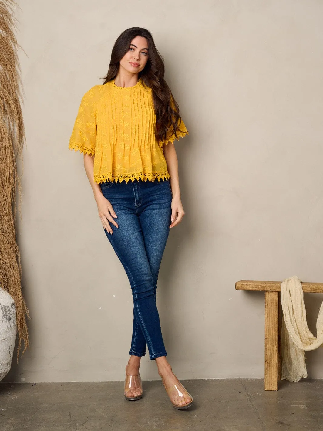 WOMEN'S SHORT SLEEVE EYELET LACE TRIM PLEATED TOP