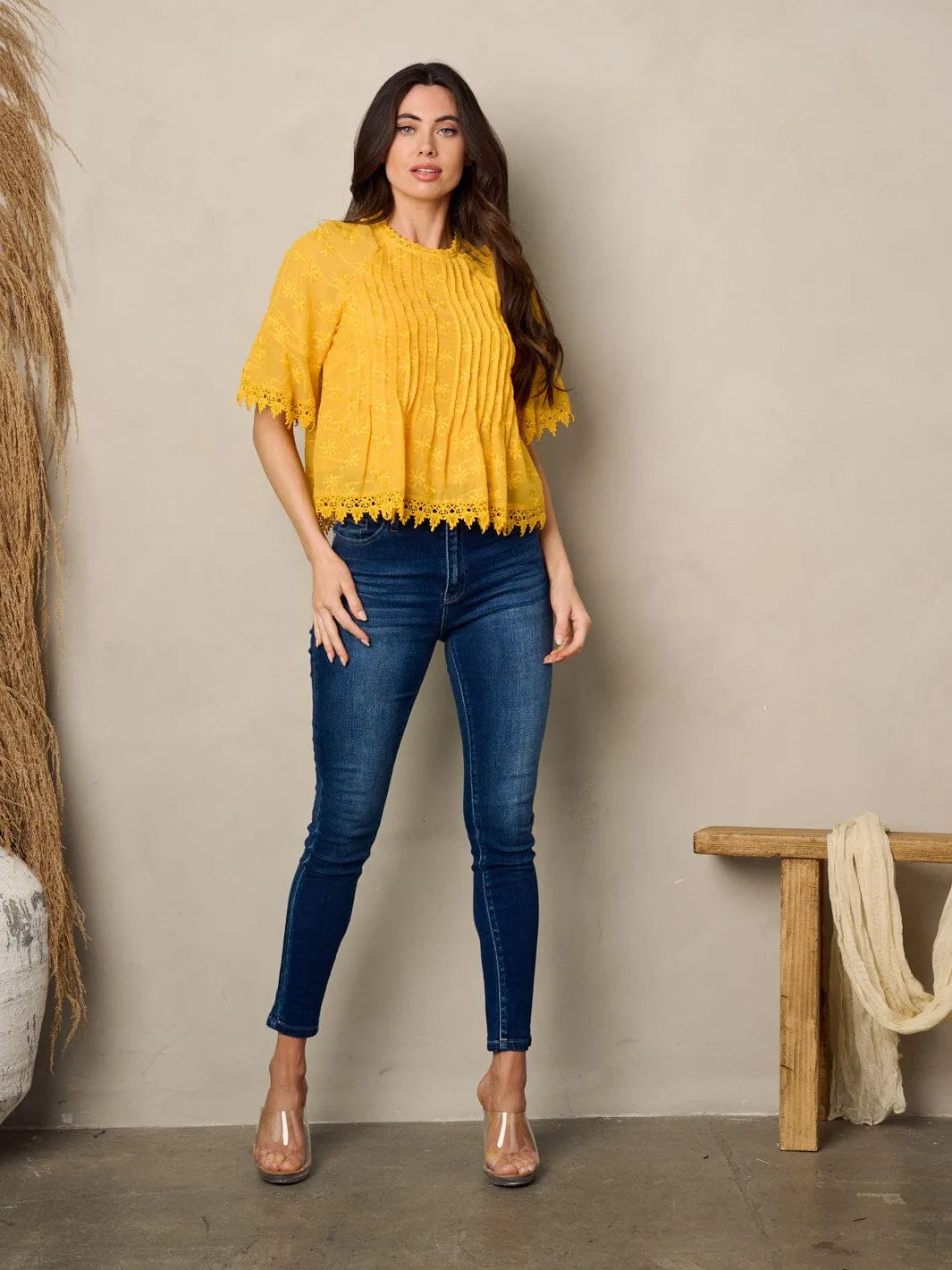 WOMEN'S SHORT SLEEVE EYELET LACE TRIM PLEATED TOP