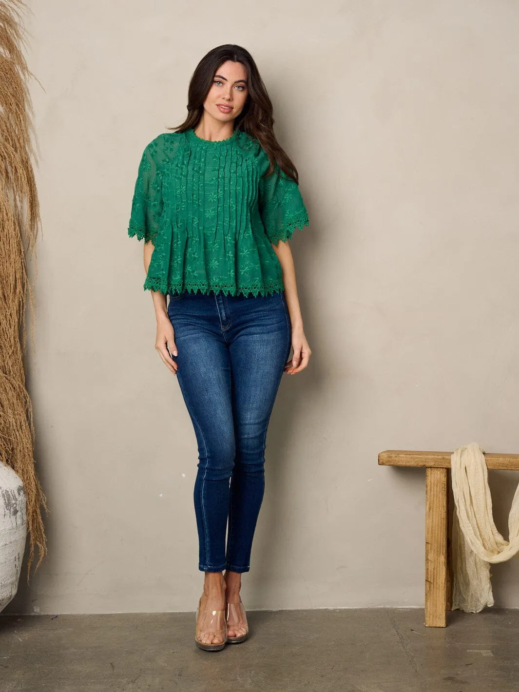 WOMEN'S SHORT SLEEVE EYELET LACE TRIM PLEATED TOP